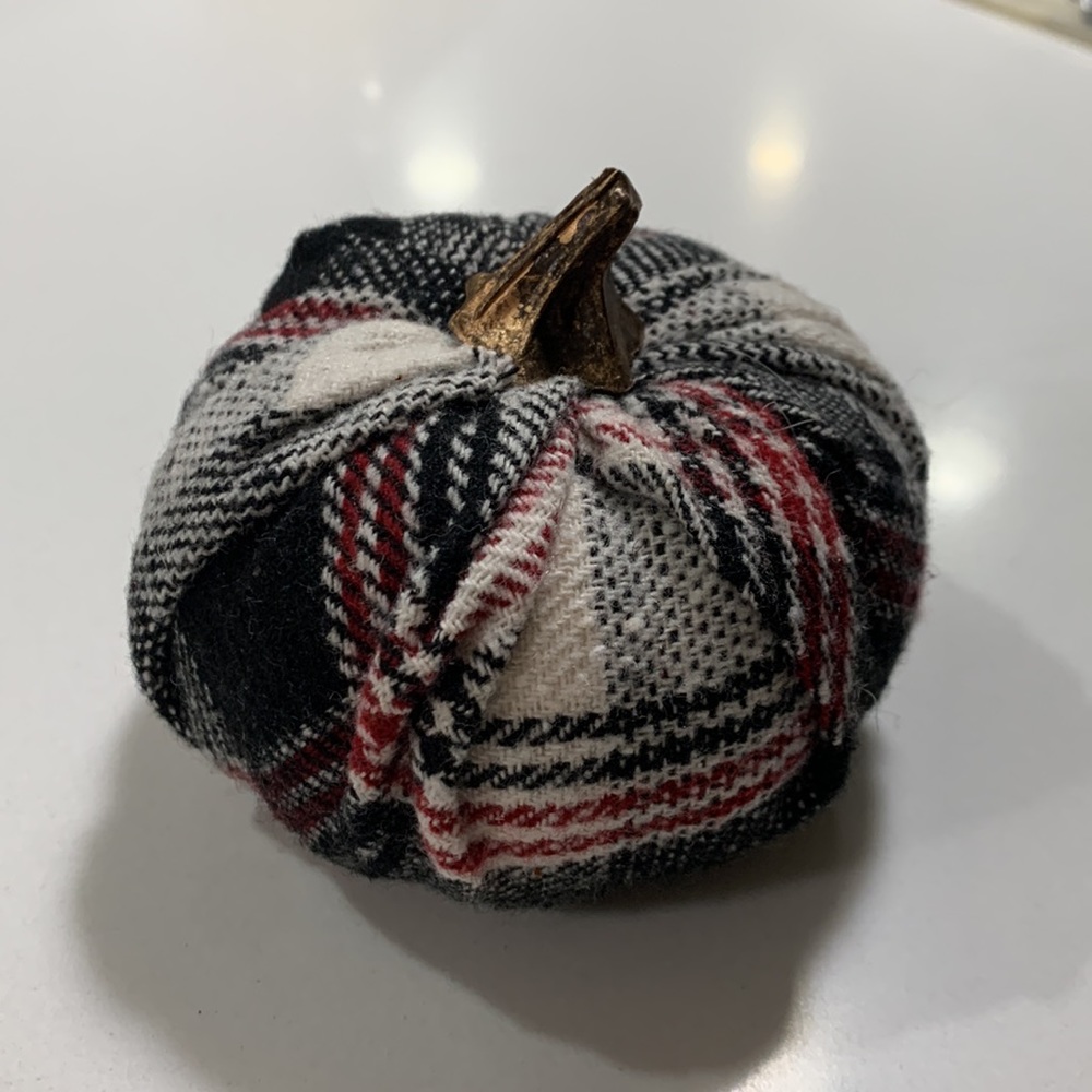 plaid pumpkin decor K